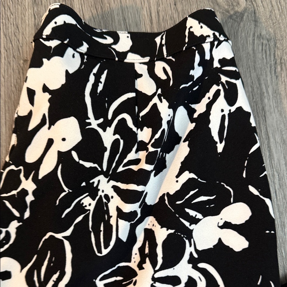 HUE Black and White Floral Leggings EUC - Picture 2 of 7